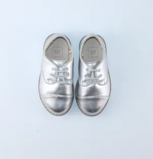 GAP SILVER SHOES SIZE 6C PRE-LOVED