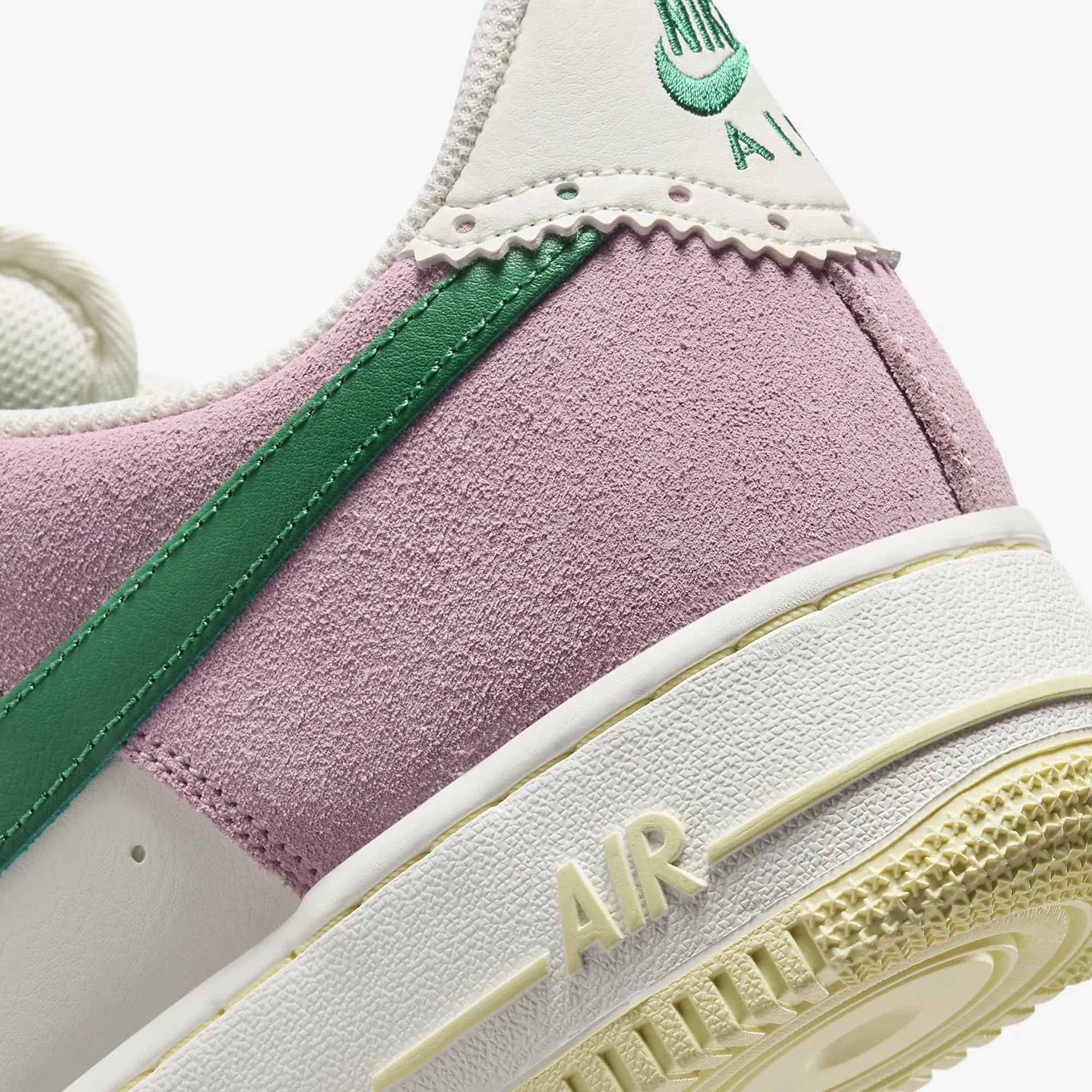 Nike | AIR FORCE 1 '07 LV8 { SAIL/MALACHITE-MED SOFT PINK-ALABASTER