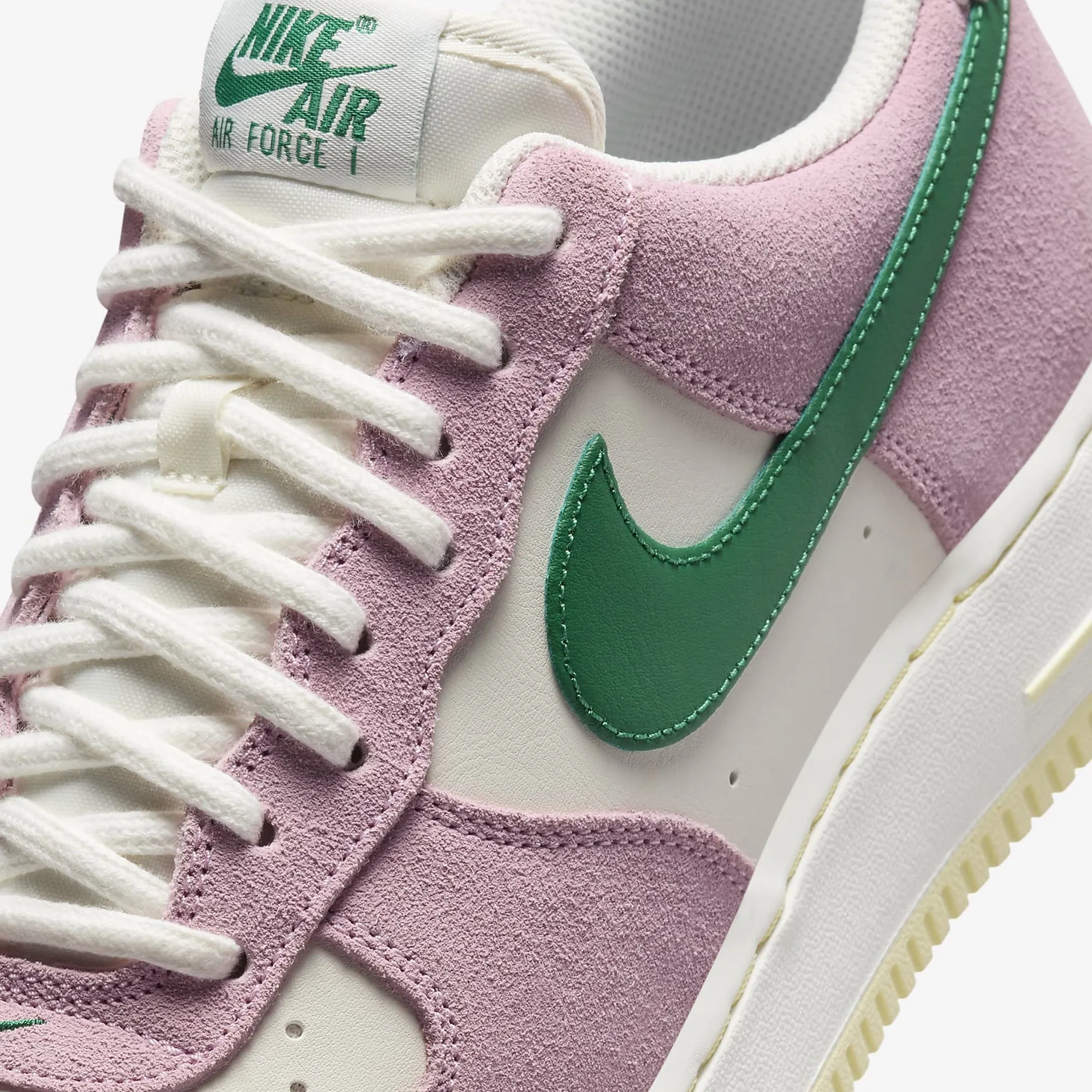 Nike | AIR FORCE 1 '07 LV8 { SAIL/MALACHITE-MED SOFT PINK-ALABASTER